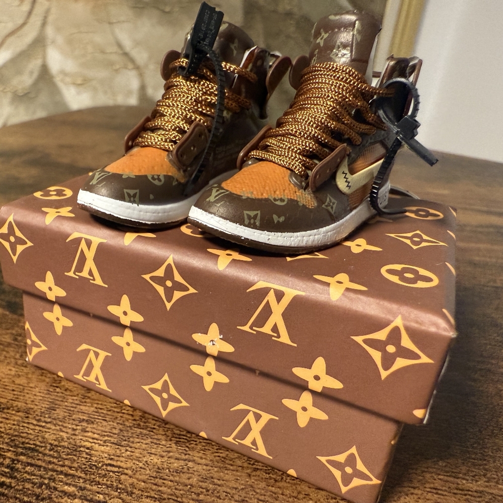 Luxe Inspired High-Top Pair Of Sneaker Keychains With Box! - Picture 6 of 12